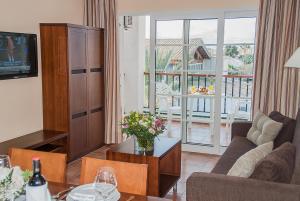 sala de estar con sofá y mesa con flores en Ona Ogisaka Garden, en Denia