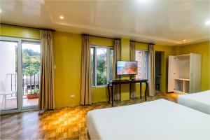 Rúm í herbergi á Bernardo's Lantia Hotel
