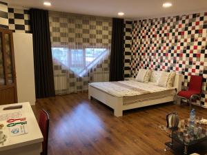 1 dormitorio con 1 cama en una habitación con mesa en Vale hotel&restaurant complex en Gyumri