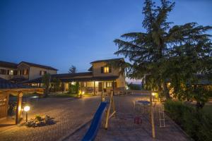 Casa con parque infantil con tobogán en Agriturismo Lodolazzo, en Cortona