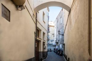 an alley with motorcycles parked in an alley between two buildings at La Casetta a Sorrento in Sorrento