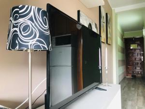 een televisie bovenop een tafel in een kamer bij HOME LOS ELEFANTES in Playa del Inglés