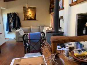 un salon avec un canapé et une cheminée dans l'établissement Portugal Mountain Splendour - Xisto village, à Tarrastal