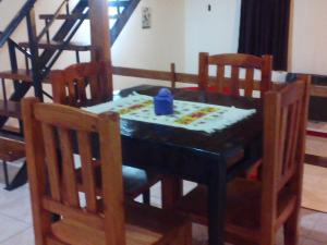mesa de comedor con mesa y sillas en Cabañas Los Almendros en Merlo
