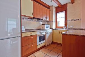 Kuchyňa alebo kuchynka v ubytovaní Apartamentos Salardu III