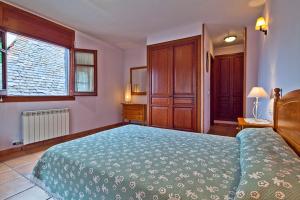 Posteľ alebo postele v izbe v ubytovaní Apartamentos Salardu III