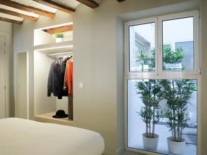 1 dormitorio con ventana con plantas en El Oasis de la Estafeta en Pamplona