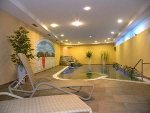 Bazén v ubytování Hotel St. Raphael nebo v jeho okolí