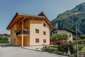 a building with a balcony in front of a mountain at ROSE GARDEN in Tezze