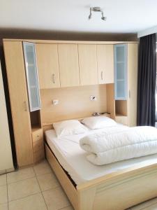 - une chambre avec un grand lit et des draps blancs dans l'établissement Vakantieappartement Sauvignon Centrum Oostende, à Ostende