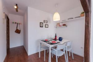 マドリードにあるYour Apartment in Lavapiésの白いダイニングルーム(白いテーブルと椅子付)