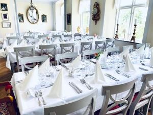 ห้องอาหารหรือที่รับประทานอาหารของ Drottning Victorias Hotell & Vilohem