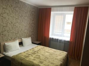 Un pat sau paturi într-o cameră la City Hotel