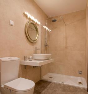 uma casa de banho com um WC, um lavatório e um chuveiro em Apartamentos Rosa do Bairro Alto em Lisboa