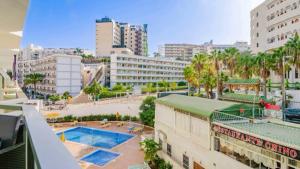 uitzicht op een stad met gebouwen en een zwembad bij HOME LOS ELEFANTES in Playa del Inglés