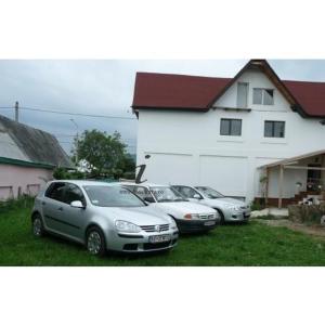 a row of cars parked in front of a house at Camere de inchiriat EDELWEISS in Dumbrava Roşie