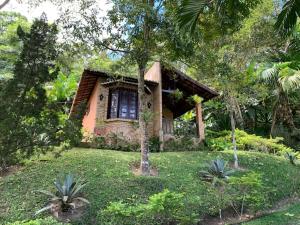 a small house in the middle of a yard at Pousada Chale Cana Brava in Guaramiranga