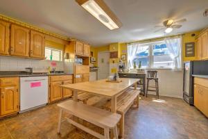 uma cozinha com uma mesa de madeira e uma sala de jantar em HI Charlottetown Backpacker's Inn em Charlottetown