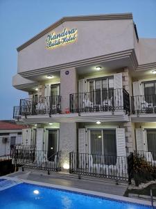 un edificio con piscina frente a él en Kandıra Butik Hotel, en Cesme