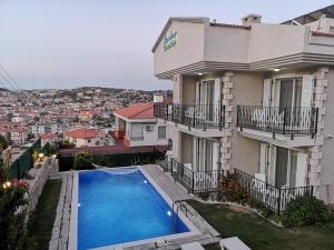 widok na budynek z basenem w obiekcie Kandıra Butik Hotel w mieście Çeşme