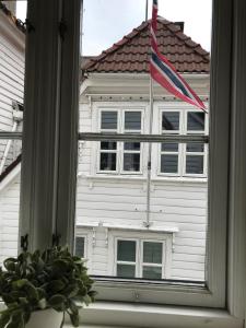 a window with a flag in front of a building at The White House in Bergen