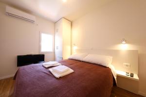 um quarto com uma cama com duas toalhas em Pyrotima Apartments em Zadar