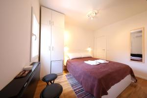 1 dormitorio con 1 cama y 2 sillas en Pyrotima Apartments, en Zadar