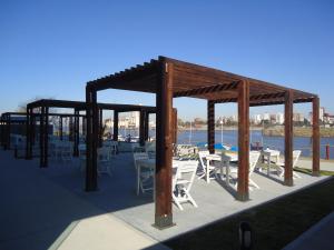 un patio con tavoli e sedie bianchi di Puerto Amarras Hotel & Suites a Santa Fe