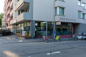 un gruppo di biciclette parcheggiate di fronte a un edificio di Bettstatt-Neustadt a Lucerna