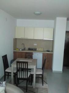 uma cozinha com mesa e cadeiras num quarto em Apartman Jevtić 1 em Gornja Toplica