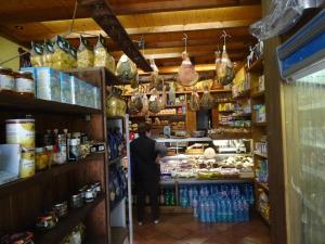 een man achter een toonbank in een winkel bij Villa San Filippo in Cori