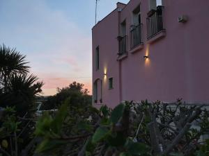 a pink building with lights on the side of it at Country Loft Siracusa in Syracuse