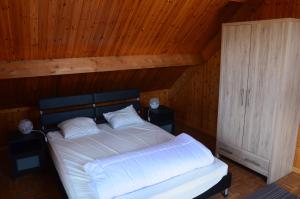 Een bed of bedden in een kamer bij Chalet "Le bucheron"