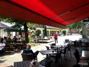 un homme assis à une table dans un restaurant dans l'établissement Hotel an der Marktkirche, à Hanovre