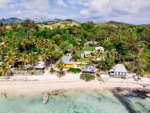 una vista aérea de un complejo en la playa en Sunrise Lagoon Homestay en Nanuya Lailai