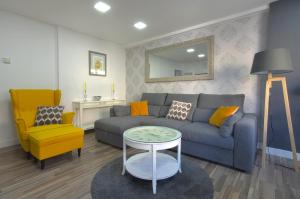sala de estar con sofá y mesa en Apartment Ronda Sant Antoni, en Girona