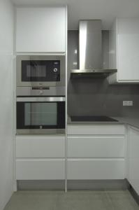 a kitchen with a stove and a microwave at Apartment Ronda Sant Antoni in Girona