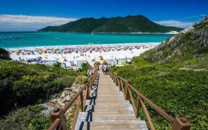 卡波布里奥Pousada Gran Gaviota的通往海滩的楼梯,那里有一群人