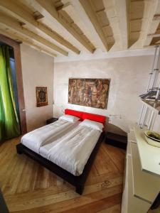 Tempat tidur dalam kamar di Flora Inn Flora I - Appartamento nel cuore di Piazza Vecchia