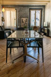a glass table in a room with a living room at Flora Inn Flora I - Appartamento nel cuore di Piazza Vecchia in Bergamo