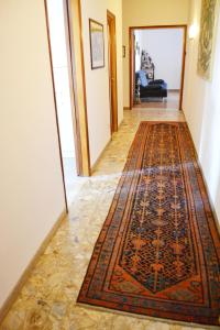un corridoio con un tappeto sul pavimento di Apartments Piave Venice a Mestre