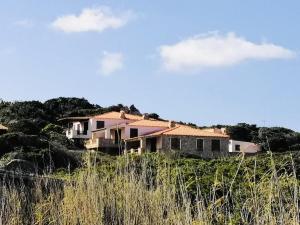ein Haus auf einem Hügel in der Unterkunft Casa fronte mare a La Maddalena in La Maddalena