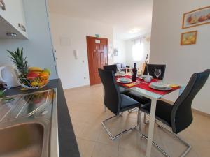 Kuchyň nebo kuchyňský kout v ubytování Apartment Tihana