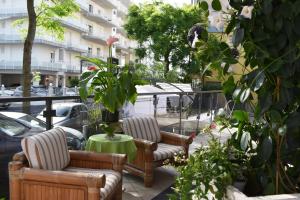 eine Terrasse mit 2 Stühlen und einem Tisch mit Pflanzen in der Unterkunft Hotel My Fair in Lido di Jesolo