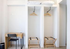 a room with a desk and two chairs and a bed at Snooze H in Athens