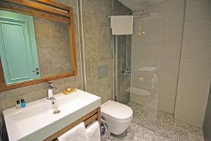 A bathroom at Bi Salkım Bozcaada Otel