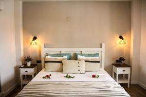 A bed or beds in a room at Bi Salkım Bozcaada Otel