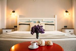 A bed or beds in a room at Bi Salkım Bozcaada Otel
