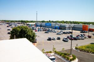 une vue aérienne sur un parking avec des voitures dans l'établissement HOTEL PRYOR, à Pryor