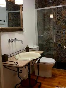 un bagno con lavandino, WC e doccia di Pateo Boaventura in Bairro Alto a Lisbona Altre 16 foto